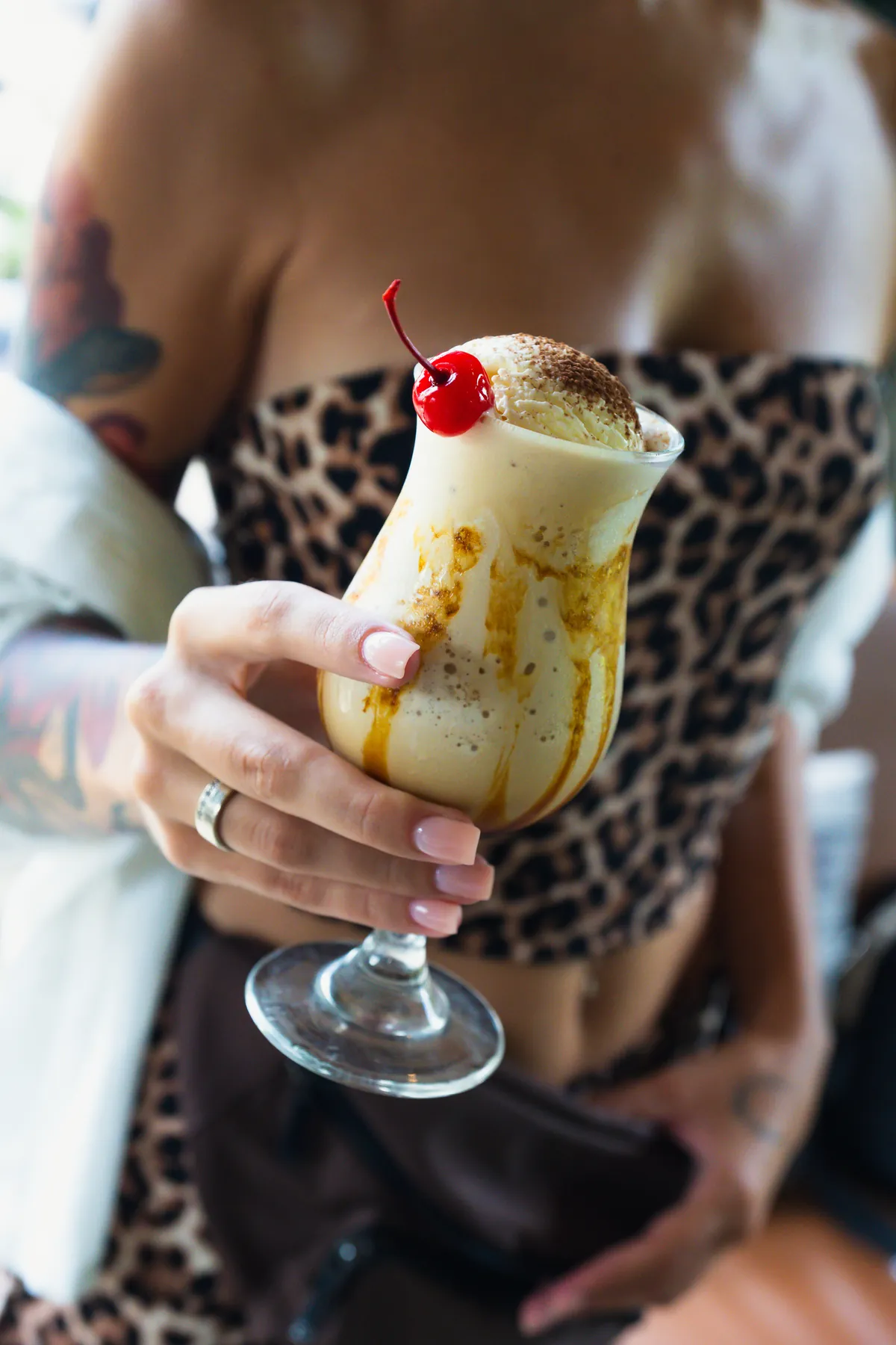 Kopi es blender dengan es krim, karamel, dan ceri di atasnya