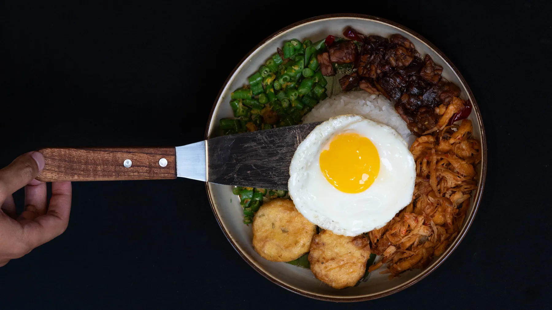 Nasi campur disajikan dalam wajan tradisional