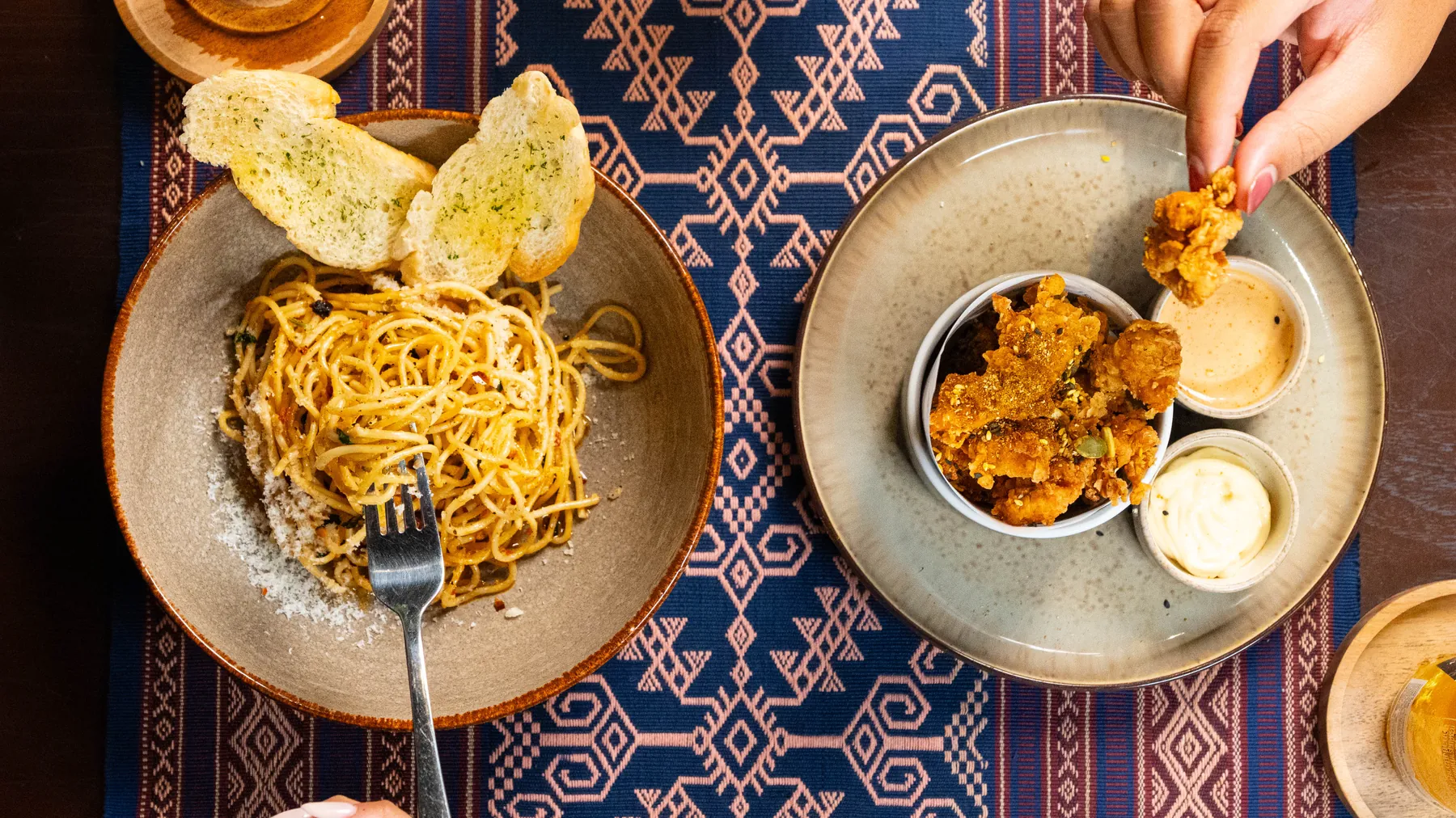 Spageti dengan roti bawang putih dan popcorn chicken beserta cocolan, dilihat dari atas