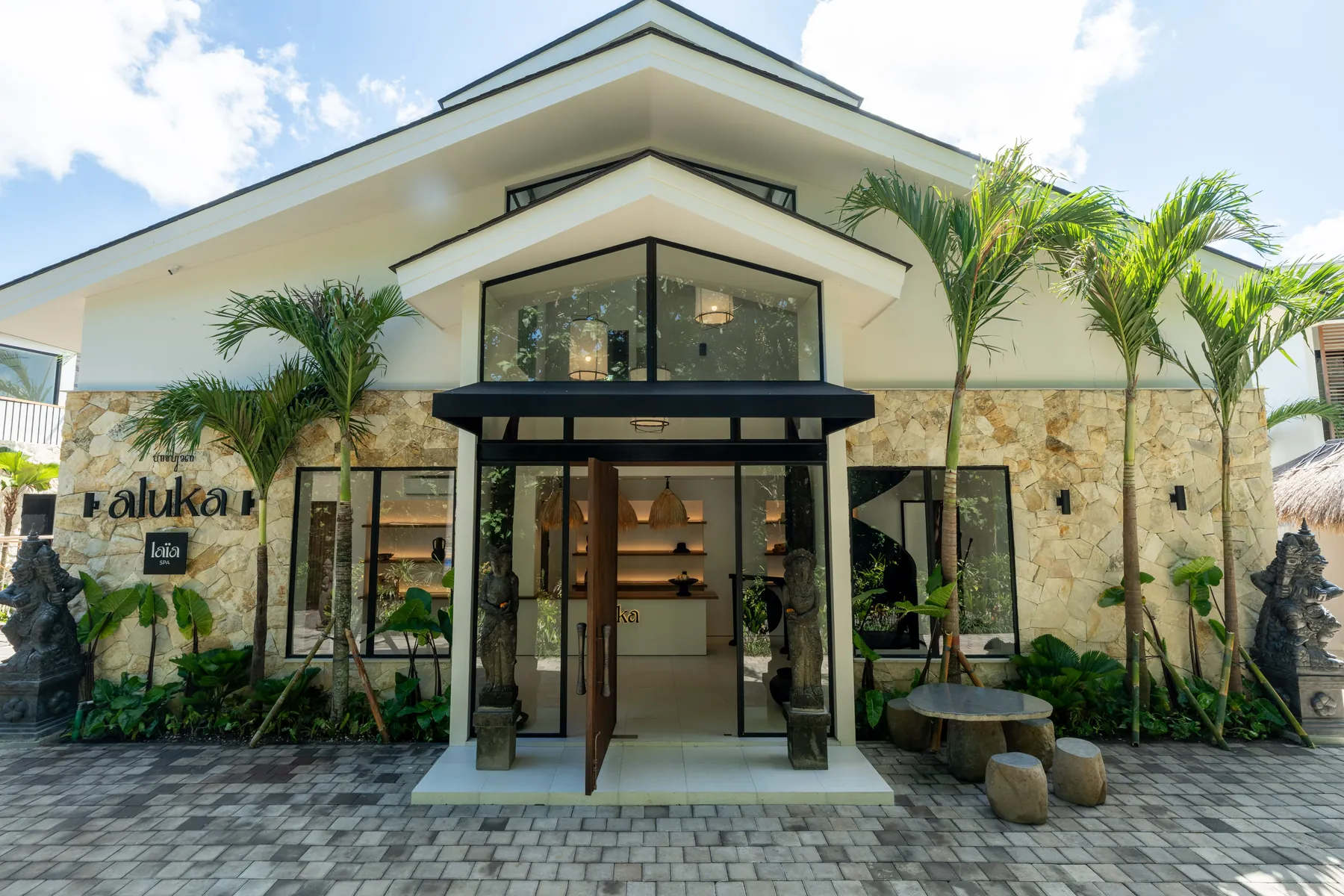 The stone and white entrance of the Aluka building in Bingin, with the la&iuml;a Spa sign beside the door