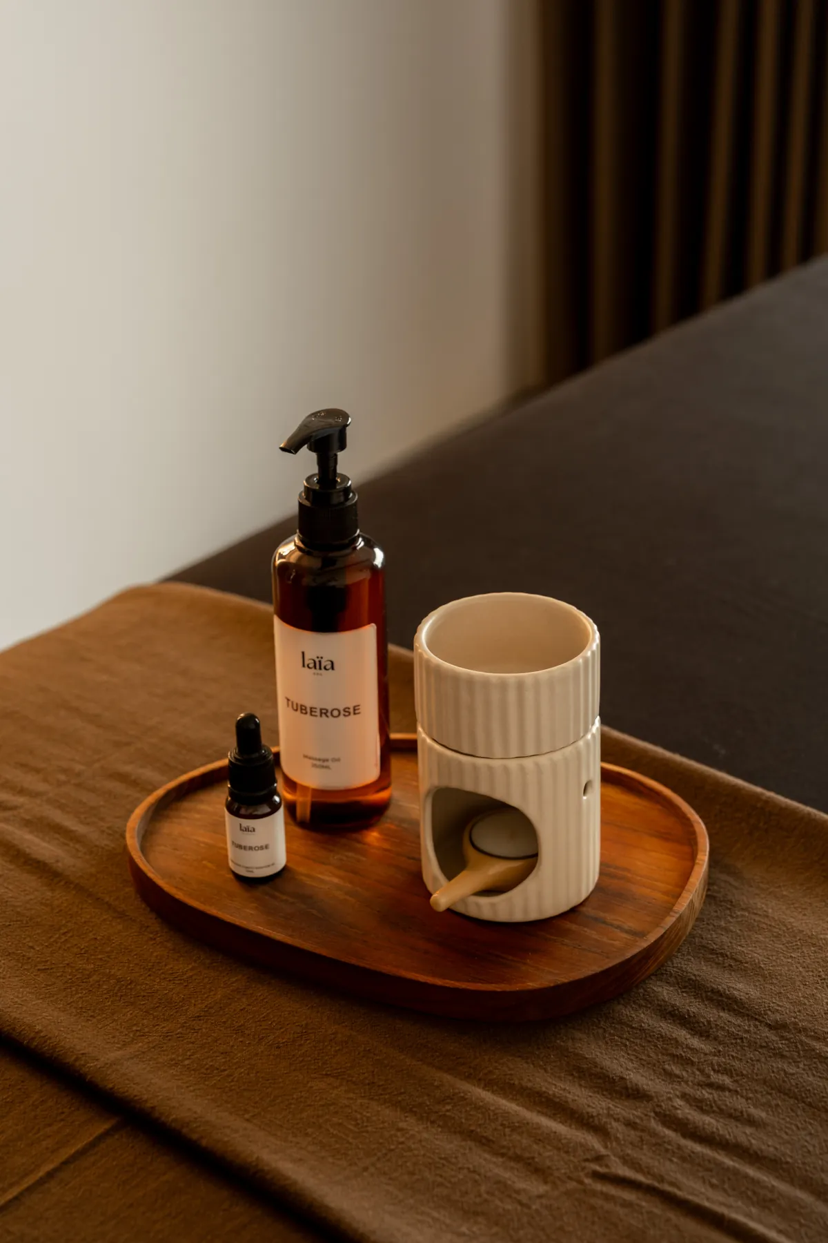 laïa tuberose massage oil and diffuser on the treatment bed