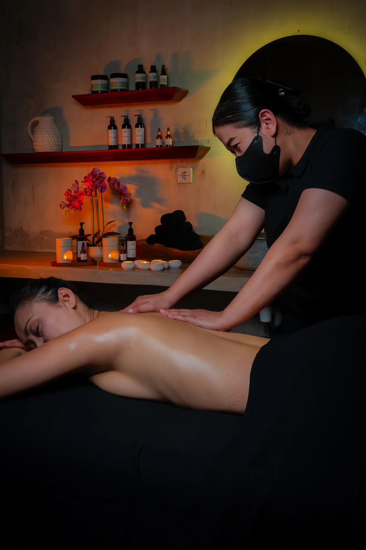 Back massage by candlelight with laïa oils