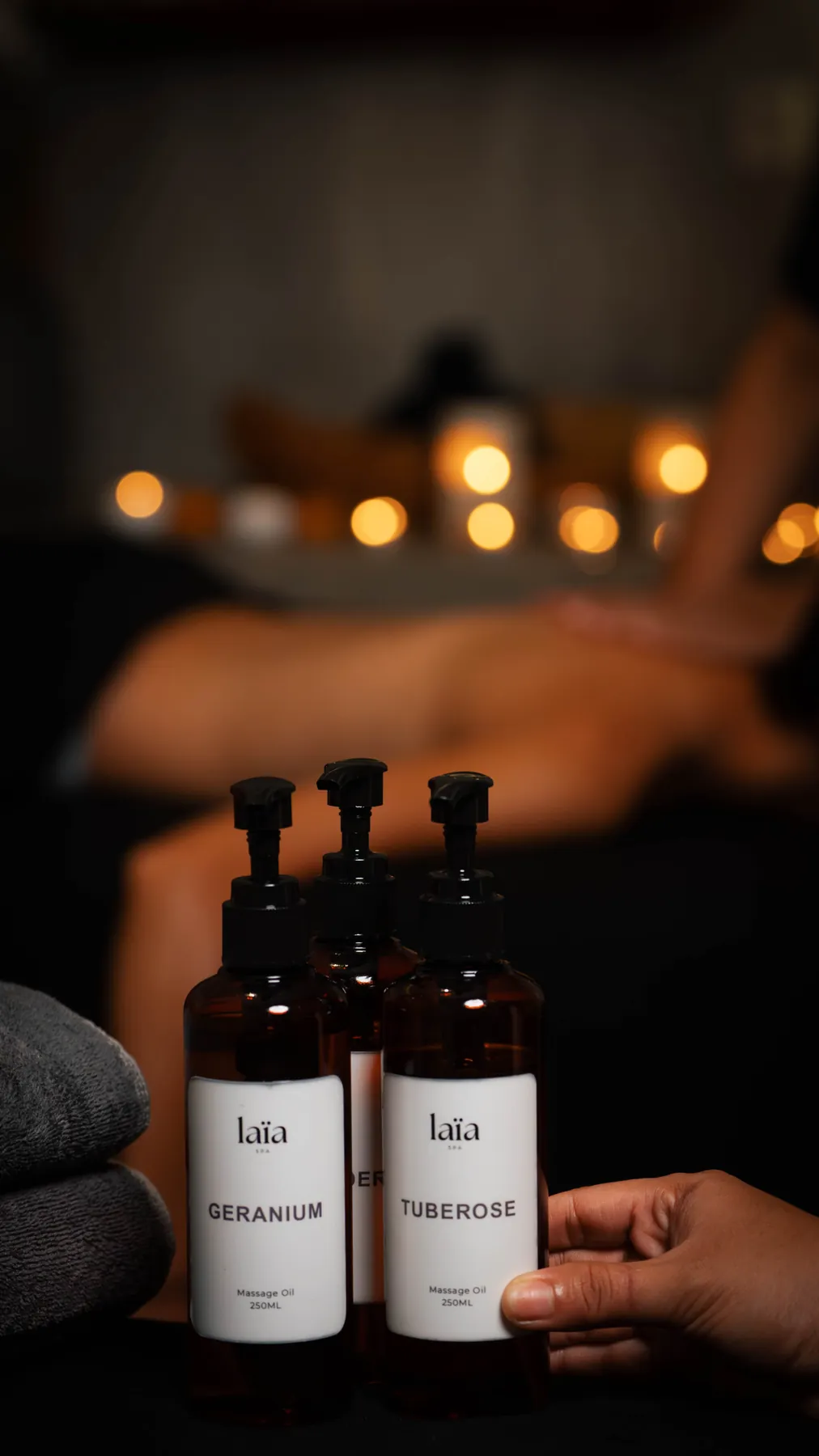 Minyak pijat geranium dan sedap malam laïa di samping perawatan yang berlangsung